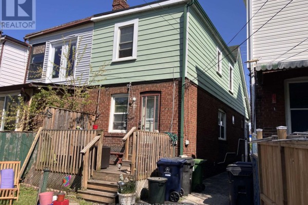 Living room - 2461 Gerrard Street E, Toronto, ON M4E2G3 Photo 2