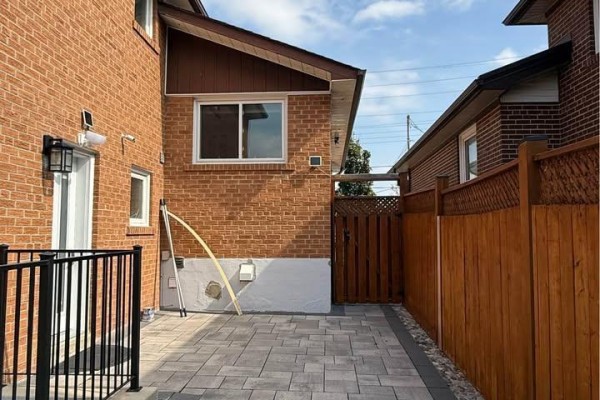 2468 Hensall Street, Mississauga, ON L5A2T2 Photo 2