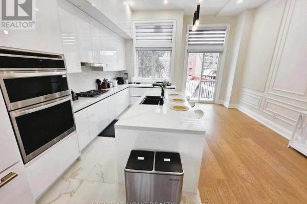 Living room - 247 Ferris Road, Toronto, ON M4B1H2 Photo 4