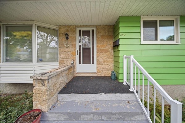 Eat in kitchen - 247 Oakview Avenue, Winnipeg, MB R2K0S1 Photo 2