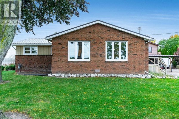 2477 Albuna Townline, Kingsville