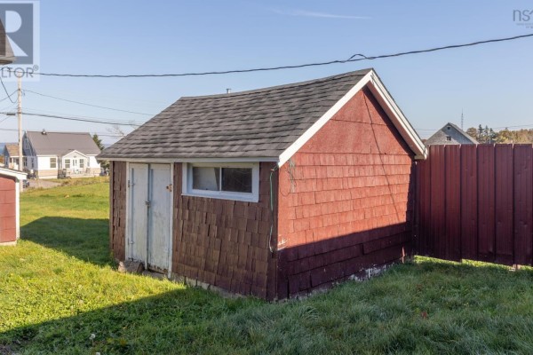 Mud room - 2484 Highway 1, Grosses Coques, NS B0W1M0 Photo 5