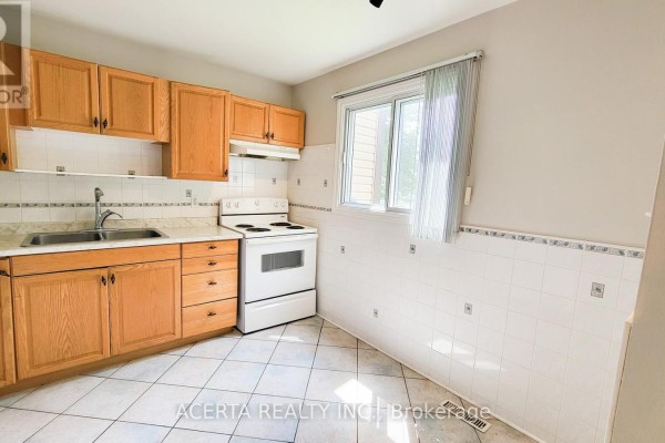 Kitchen - 249 Teal Crescent, Ottawa, ON K1E2C3 Photo 3