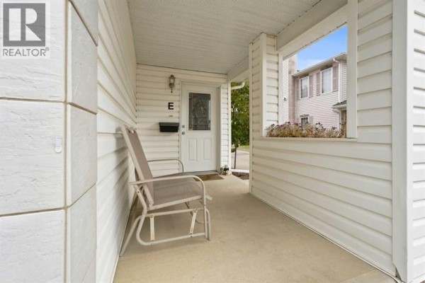Living room - 24e, 32 Daines Avenue, Red Deer, AB T4R2Z5 Photo 3
