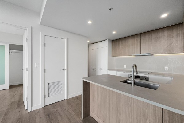 24xx 13318 104 Avenue, Surrey, BC V3T0R2 Photo 2