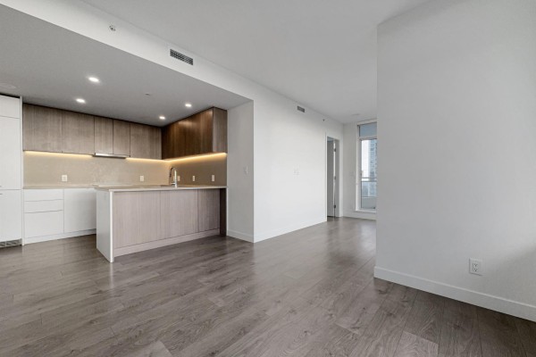 24xx 13318 104 Avenue, Surrey, BC V3T0R2 Photo 4