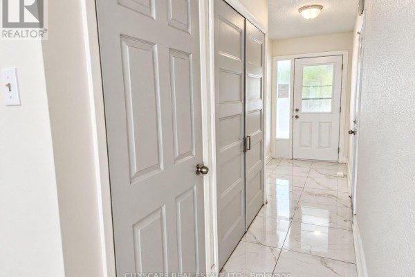 Family room - 25 - 25 Baronwood Court, Brampton, ON L6V3H6 Photo 5