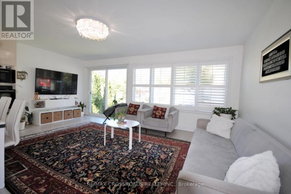 25 Arbutus Crescent, Toronto, ON M1P1W8 Photo 2