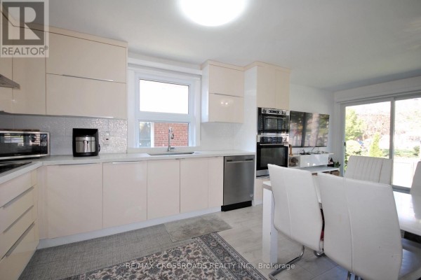 25 Arbutus Crescent, Toronto, ON M1P1W8 Photo 3