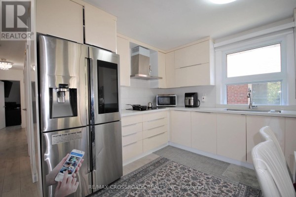 25 Arbutus Crescent, Toronto, ON M1P1W8 Photo 5