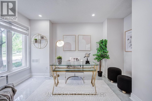 Living room - 25 Galleria Parkway, Markham, ON L3T0A4 Photo 5