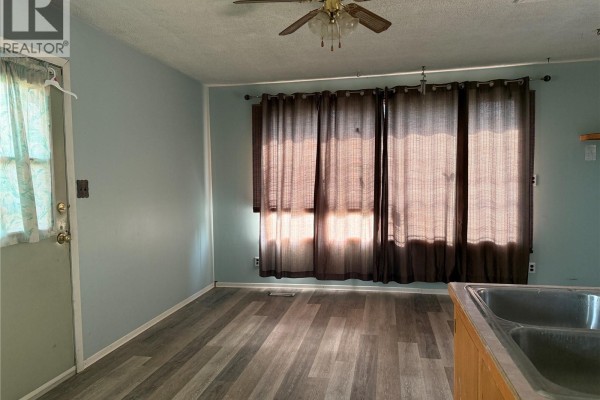 Kitchen - 25 Home Street W, Moose Jaw, SK S6H4X2 Photo 5