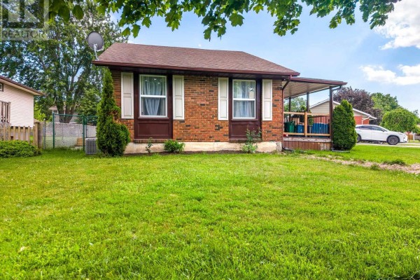 Living room - 25 Newleaf Crescent, Welland, ON L3C6B4 Photo 2