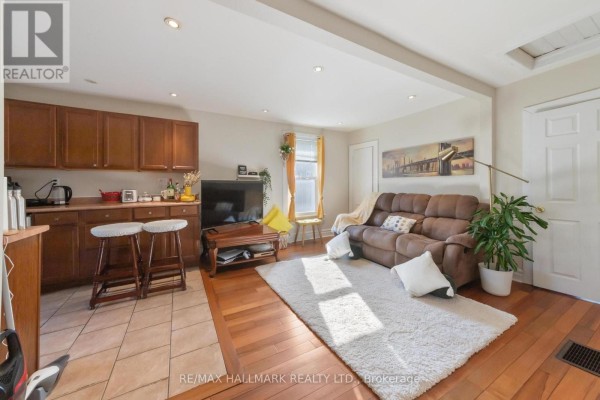 25 Norwood Terrace, Toronto, ON M4E2H2 Photo 4