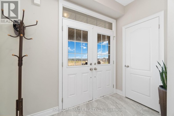 Family room - 25 Pear Blossom Way, East Gwillimbury, ON L9N0T3 Photo 4