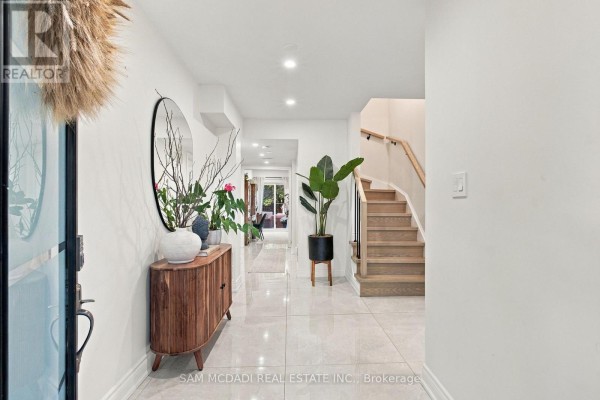 Dining room - 25 Premium Way, Mississauga, ON L5B1A1 Photo 3