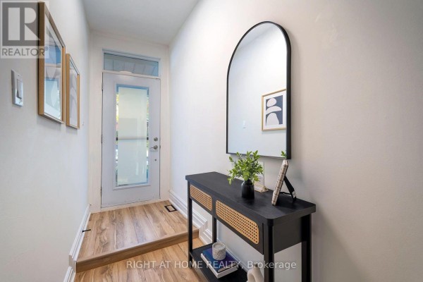 Living room - 25 Pretoria Avenue, Toronto, ON M4K1T2 Photo 3