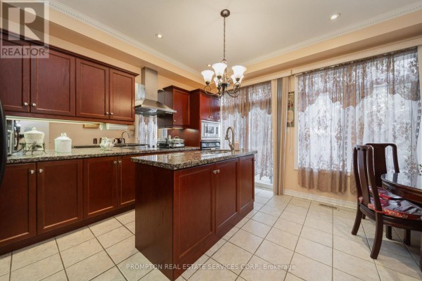 25 Routliffe Lane, Toronto, ON M2N0A5 Photo 4