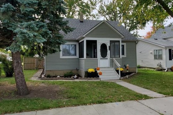 Enclosed porch - 25 St Clair Street, Tilbury, ON  Photo 2