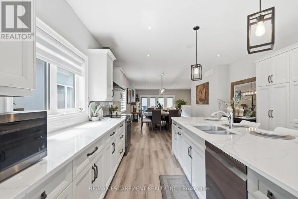 Kitchen - 25 Sunrise Court, Fort Erie, ON L0S1N0 Photo 5