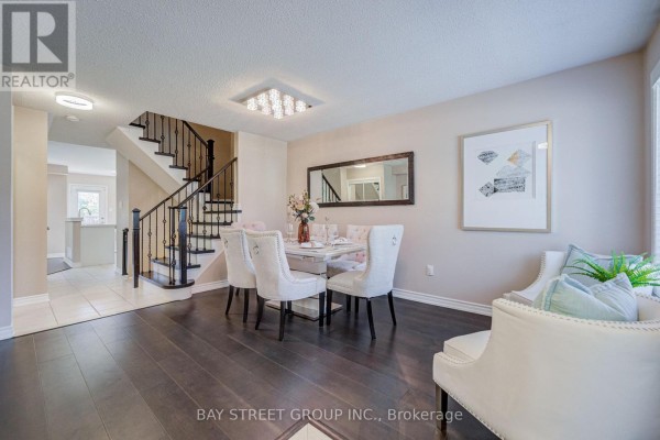 Family room - 25 Waterton Crescent, Richmond Hill, ON L4B4L7 Photo 5