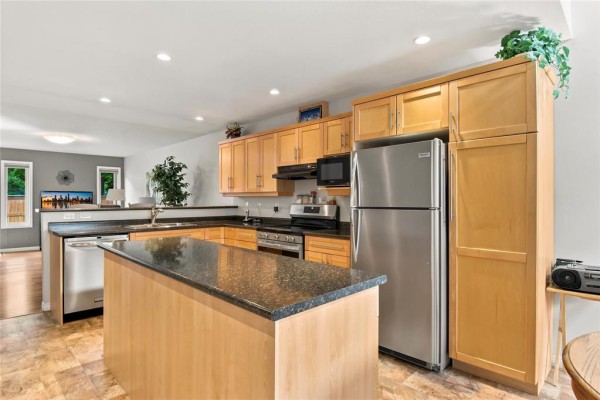 25 White Ash Drive, Brandon, MB R7A7T1 Photo 2
