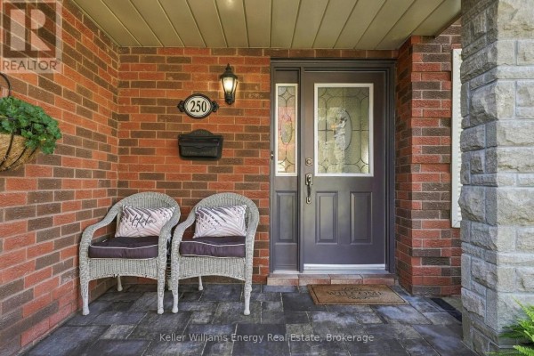 Living room - 250 Glen Hill Drive, Whitby, ON L1N7J8 Photo 3