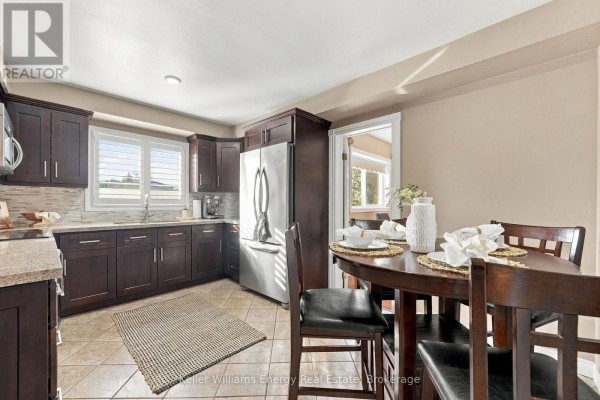 Family room - 250 Glen Hill Drive, Whitby, ON L1N7J8 Photo 5