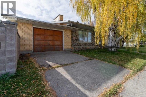 Living room - 2504 7 Avenue N, Lethbridge, AB T1H0Z4 Photo 4