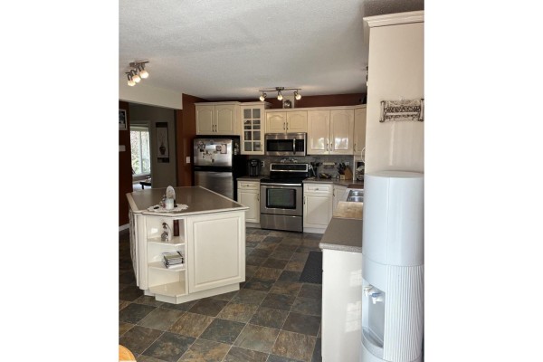Kitchen - 25055 Twp Rd 492, Rural Leduc County, AB T4X2M6 Photo 3