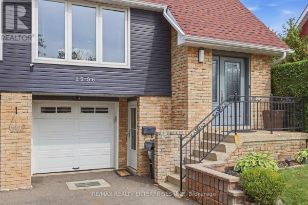 Living room - 2506 Cobbinshaw Circle, Mississauga, ON L5N2G3 Photo 2