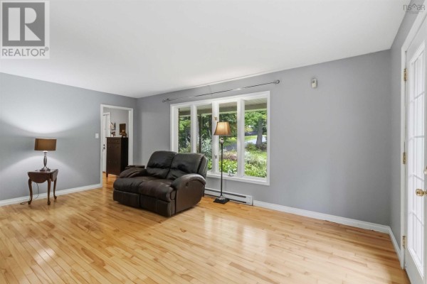 Family room - 251 Howe Avenue Avenue, Fall River, NS B2T1H7 Photo 5