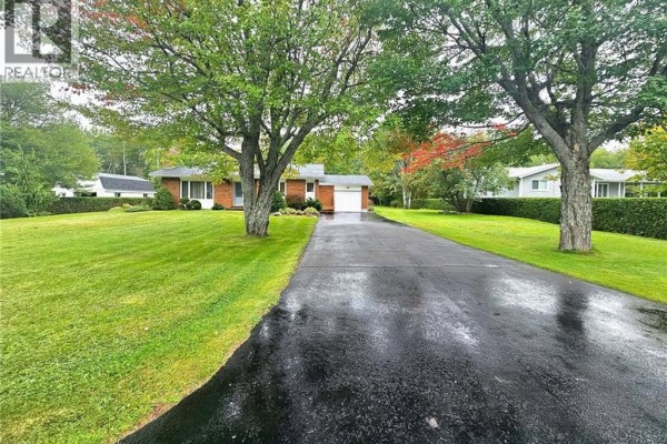 Family room - 251 Landry, Beresford, NB E8K1G9 Photo 4