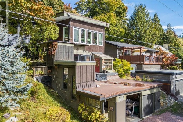 Full bathroom - 2510 Cooke Avenue, Rossland, BC V0G1Y0 Photo 2