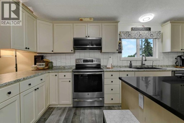 Living room - 25128 Hwy 43, Valleyview, AB T0H3N0 Photo 5