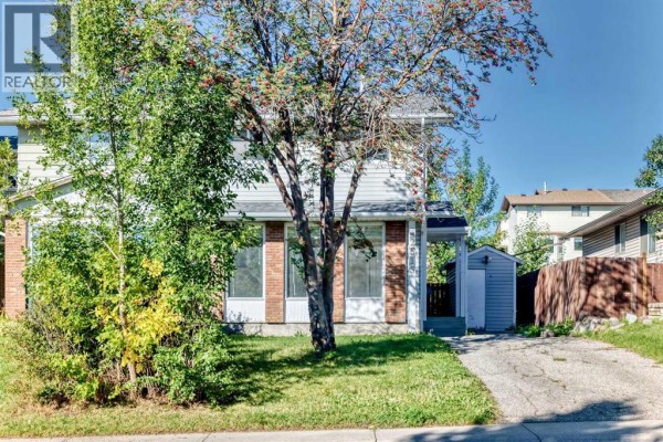 Living room - 2515 62 Street Ne, Calgary, AB T2G2K1 Photo 2