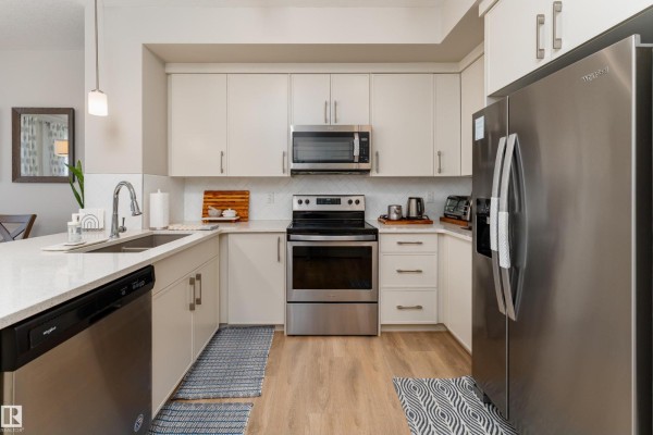 Primary Bedroom - 2520 152 Av Nw, Edmonton, AB T5Y3Z1 Photo 4