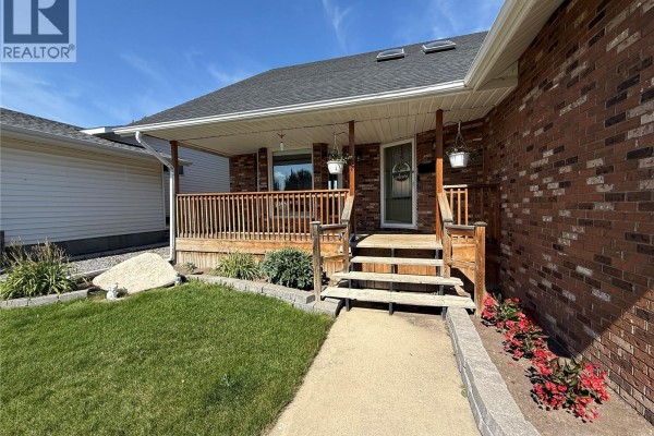 Living room - 2523 Cardinal Crescent, North Battleford, SK S9A3X1 Photo 2