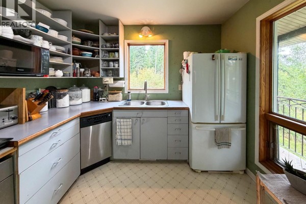 Kitchen - 2529 95 Highway, Brisco, BC V0A1B0 Photo 5