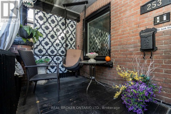 Dining room - 253 Bartlett Avenue, Toronto, ON M6H3G3 Photo 2