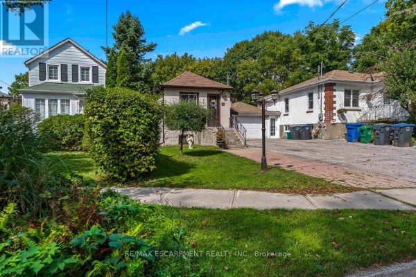 Living room - 253 Eaglewood Boulevard, Mississauga, ON L5G1V9 Photo 2