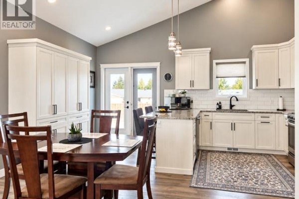 Kitchen - 253 Greenwood Road, Coalhurst, AB T0L0V2 Photo 3