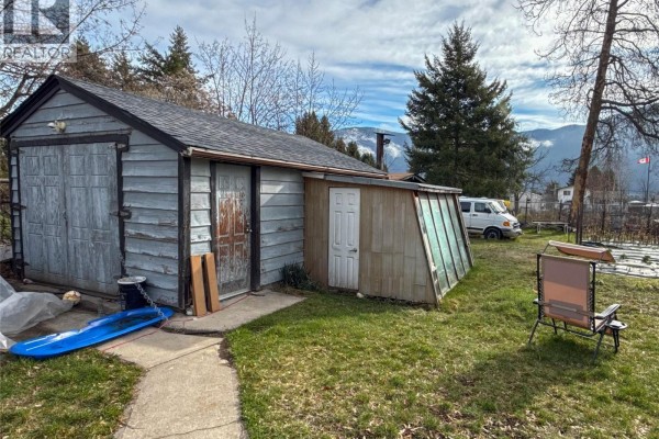 Full bathroom - 2533 Columbia Avenue, Castlegar, BC V1N2X4 Photo 2