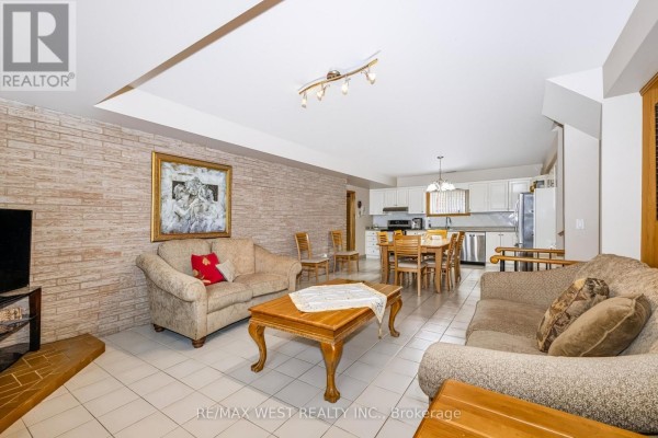 Cold room - 254 Maple Leaf Drive, Toronto, ON M6L1P1 Photo 4