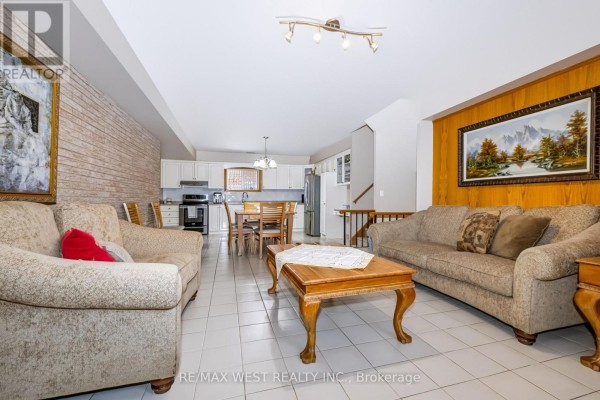 Dining room - 254 Maple Leaf Drive, Toronto, ON M6L1P1 Photo 5