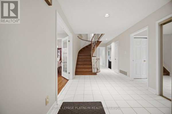 Bedroom - 2542 Pollard Drive, Mississauga, ON L5C3H1 Photo 5
