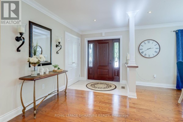 Living room - 2544 Sharon Crescent, Mississauga, ON L5C1Y8 Photo 2