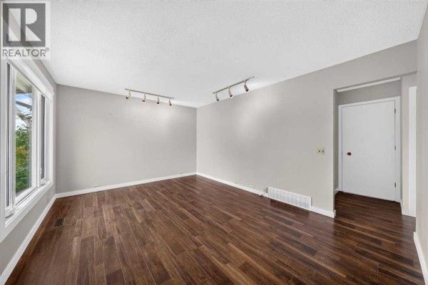 Kitchen - 255 Huntridge Way Ne, Calgary, AB T2K4C4 Photo 4