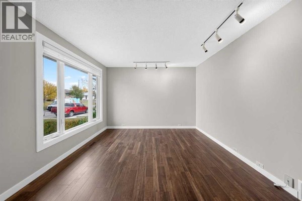 Living room - 255 Huntridge Way Ne, Calgary, AB T2K4C4 Photo 5