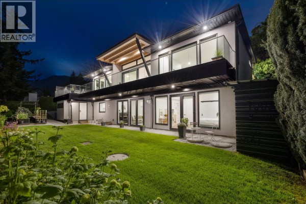 255 Sandringham Crescent, North Vancouver, BC V7N2R7 Photo 2